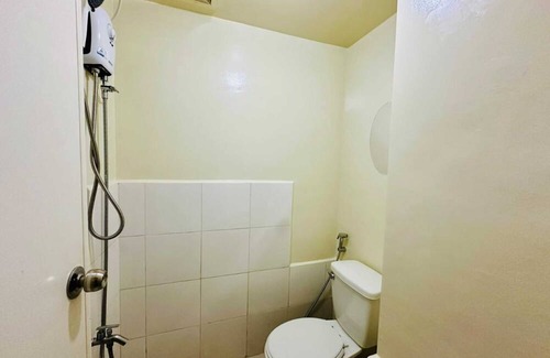 Highway Hills Condominio | Minimalist Condo with Unli Wifi-Netflix