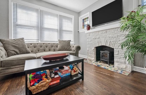 The Southampton Casa | Blair's Amazing House Sleeps 10 - 5 Beds - 2 Bath
