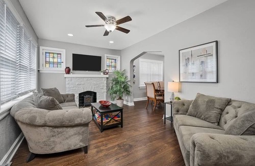 The Southampton Casa | Blair's Amazing House Sleeps 10 - 5 Beds - 2 Bath