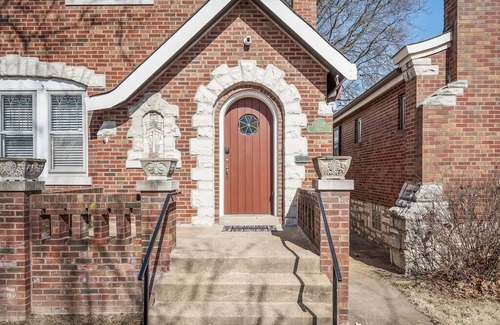 The Southampton Casa | Blair's Amazing House Sleeps 10 - 5 Beds - 2 Bath
