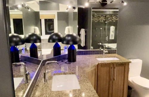 Sunnyside Casa | Riverside Retreat w/Sauna & Garage! Family-sized & 5min walk to Peace Bridge!