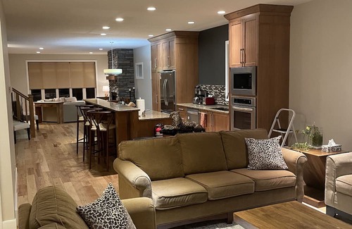 Sunnyside Casa | Riverside Retreat w/Sauna & Garage! Family-sized & 5min walk to Peace Bridge!