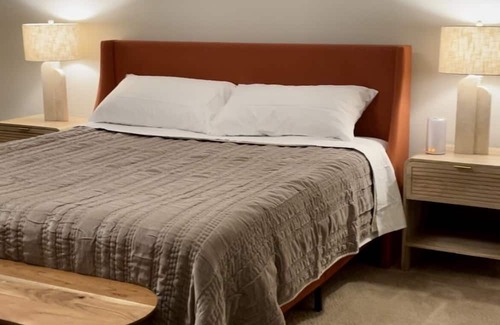 Sunnyside Casa | Riverside Retreat w/Sauna & Garage! Family-sized & 5min walk to Peace Bridge!