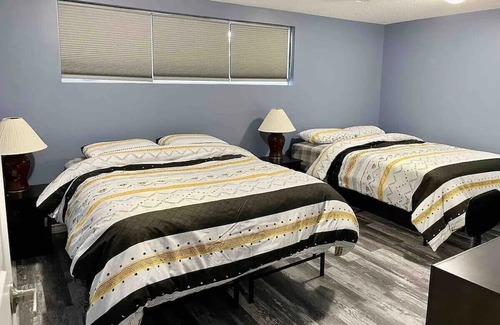 Regina Casa | 4 Bedroom Spacious House In Regina! Close to downtown & Mosaic Stadium.