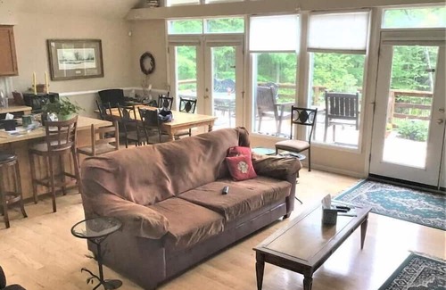 Semora Casa | Lakefront with Pool-Ideal getaway for family, friends or co-workers
