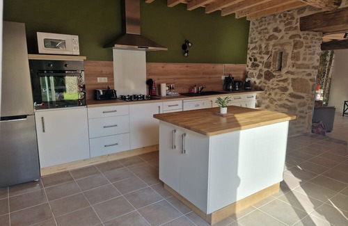 Vollore-Ville Casa | Holiday Home 'Gîte Des Catalpas' with Private Terrace, Private Garden and Wi-Fi