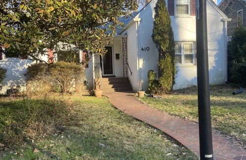 Falls Church Casa | Easy Metro to DC from this SFH inside the Beltway in Falls Church City, VA