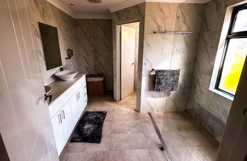 Ascot Casa | Waterfront Ascot Waters Marina Home - close to city and airport