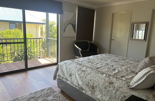 Ascot Casa | Waterfront Ascot Waters Marina Home - close to city and airport