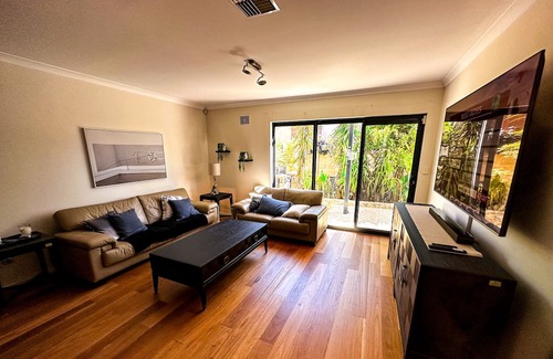 Ascot Casa | Waterfront Ascot Waters Marina Home - close to city and airport