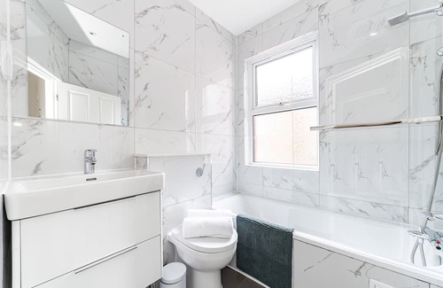 Mapesbury Casa | Modern 5-Bedroom Oasis with Free Parking: Stylish Retreat in Prime Location