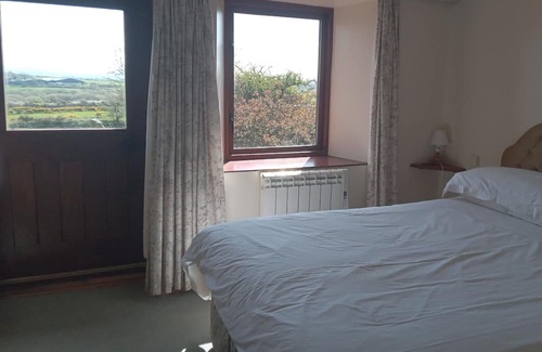 Goodwick Cabaña | Remote Cottage. Panoramic Views & Skies. Fresh Air. Wonderful for families.