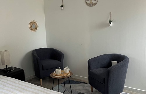 Trizay Cama Y Desayuno | Chambre Indépendante et Privative Avec Terrasse et Piscine à 20 min des Plages