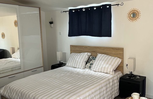 Trizay Cama Y Desayuno | Chambre Indépendante et Privative Avec Terrasse et Piscine à 20 min des Plages