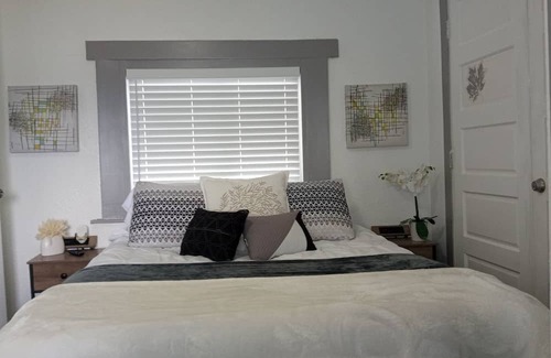 Silverdale Apartamento | Charming Waterfront Apartment: Your Home Awaits