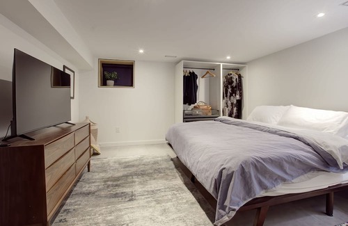 The Beaches Casa | Spacious 2 level apartment by Woodbine Beach