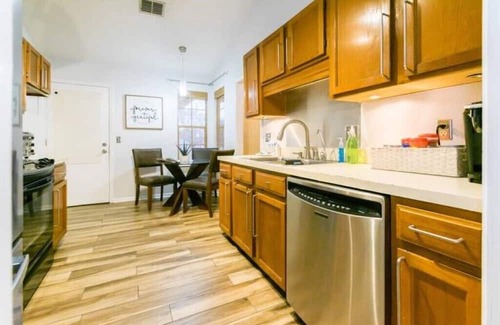 Arlington Casa | Amazing Location & Amenities Hot Tub King Bed