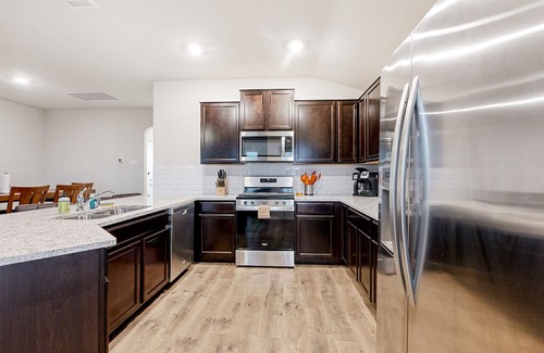 Medina Valley Casa | Dog-friendly single-level retreat with pool access, large yard, washer/dryer, AC