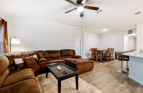Medina Valley Casa | Dog-friendly single-level retreat with pool access, large yard, washer/dryer, AC