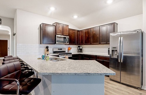 Medina Valley Casa | Dog-friendly single-level retreat with pool access, large yard, washer/dryer, AC