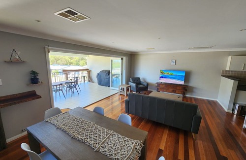 Burrill Lake Casa | Entire home located 450m from Burrill Lake