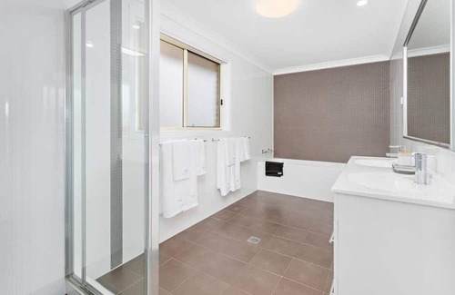 Shell Cove Casa | Escape to Killalea National Park,short stroll to beach with a Nature reserve