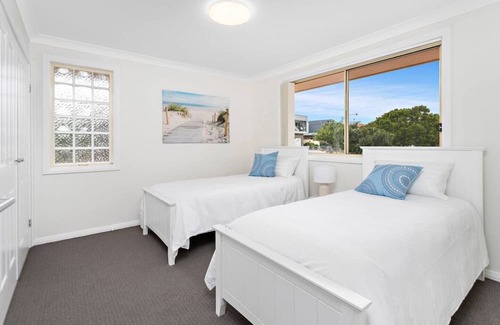 Shell Cove Casa | Escape to Killalea National Park,short stroll to beach with a Nature reserve