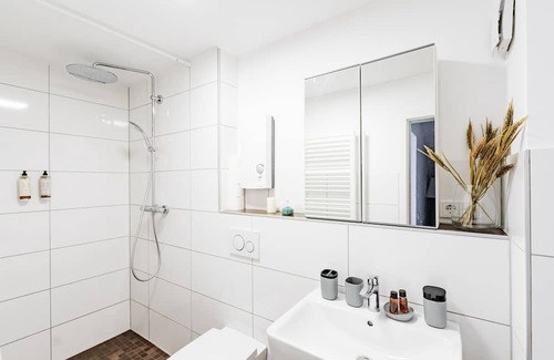 Duisburg City Center Apartamento | - Heavenly Apartment in the Heart of Duisburg - Hbf - Big TV & Working Space -