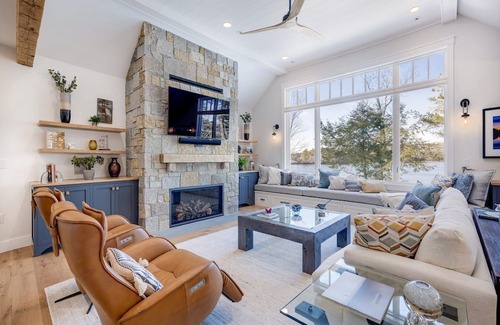 New London Casa | Stunning 2022 built lake house w/ gym, 6 kayaks, screened porch, 2 tv areas