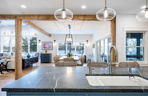 New London Casa | Stunning 2022 built lake house w/ gym, 6 kayaks, screened porch, 2 tv areas