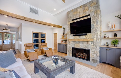 New London Casa | Stunning 2022 built lake house w/ gym, 6 kayaks, screened porch, 2 tv areas