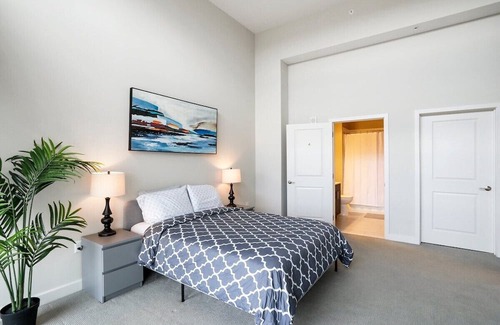 McLean Apartamento | Welcome to our luxurious 2-bed, 2-bath apartment in the heart of McLean Commons!