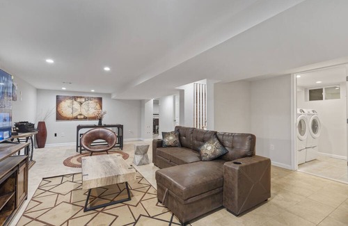Springfield Apartamento | Industrial style basement apartment near D.C.