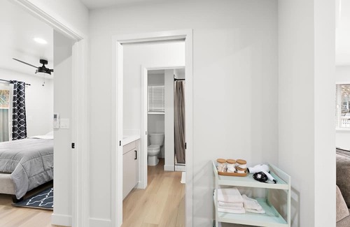 North Oak Park Casa | Newly Built 2bd/1ba house w/ King Sz Bed