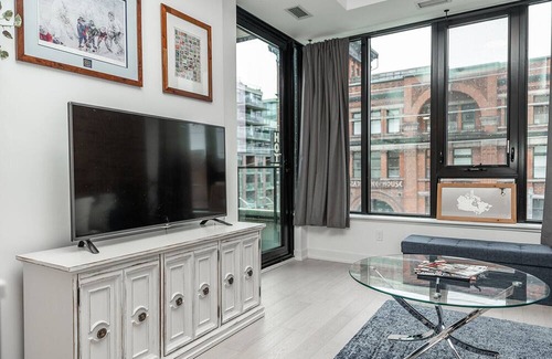 Little Portugal Condominio | Gorgeous + Trendy Condo on Queen W - 2Bed 2Bath - Toronto's Best Neighbourhood!