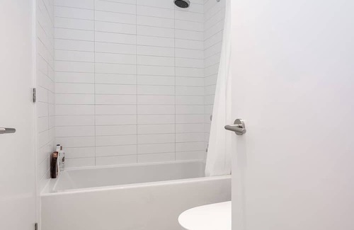 Little Portugal Condominio | Gorgeous + Trendy Condo on Queen W - 2Bed 2Bath - Toronto's Best Neighbourhood!