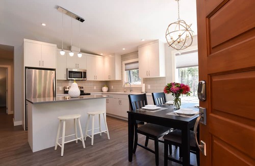 Comox Casa | The Eagles Nest - just a 5 minute walk to the beach!