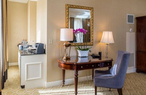 Financial District Casa | King Room at a 4.5⭐️ Hotel