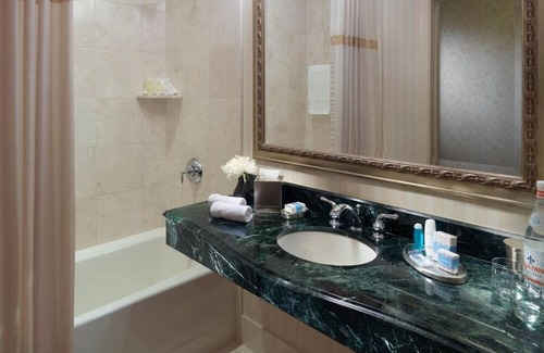 Financial District Casa | King Room at a 4.5⭐️ Hotel