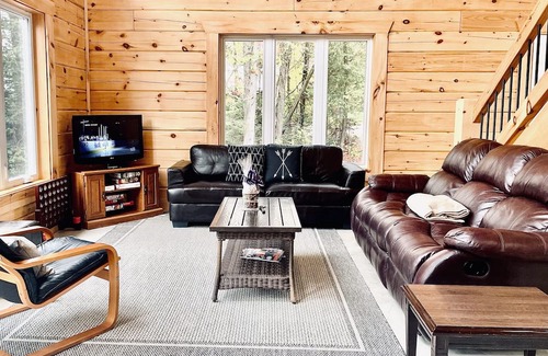 Nipissing Cabaña | LAKEFRONT LOG CABIN- 24’ dock, gradual sandy entry, kayaks & wifi