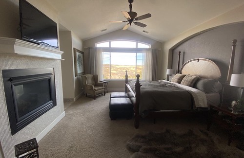 Castle Pines North Casa | True Colorado Retreat; Buffalo Preserve, Wildlife, PGA golf, Hike, Bike, Fish