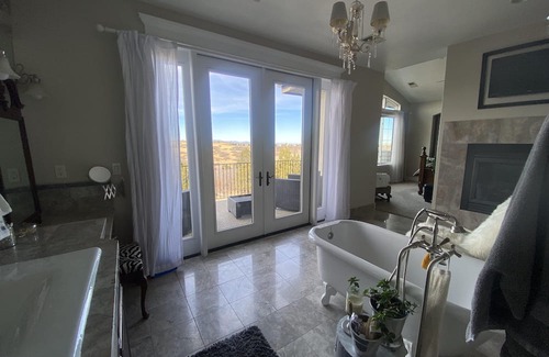 Castle Pines North Casa | True Colorado Retreat; Buffalo Preserve, Wildlife, PGA golf, Hike, Bike, Fish