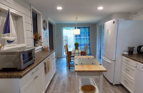 Ridge Wood Heights Cabaña | Perfect gateway- Just steps from the beach!