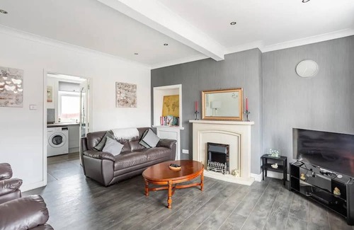 Hamilton Casa | Captivating 2-Bed House in Hamilton with jacuzzi