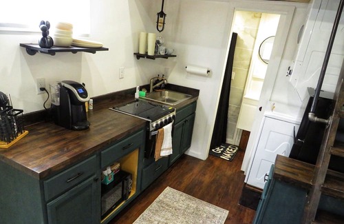 Barnhart Casa | Modern, Cozy Tiny House for 4 w/ washer & dryer