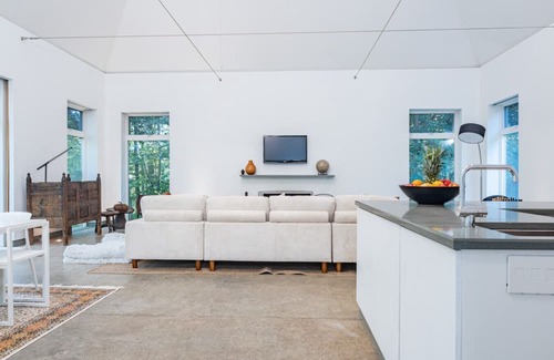 Roscoe Casa | Stunning, Double Pavilion House in Roscoe w hiking