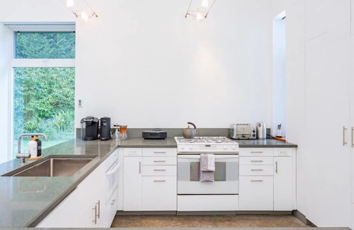 Roscoe Casa | Stunning, Double Pavilion House in Roscoe w hiking