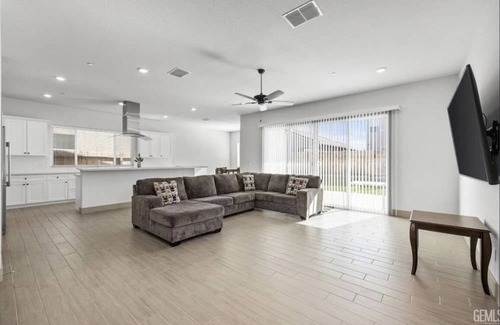 Merced Casa | Beautiful 3 bedroom house 1 minute away from UC Merced
