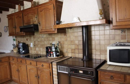 Saint-Martin-de-Fressengeas Casa | Holiday Home 'La Jarisse' with Private Terrace, Private Garden and Wi-Fi