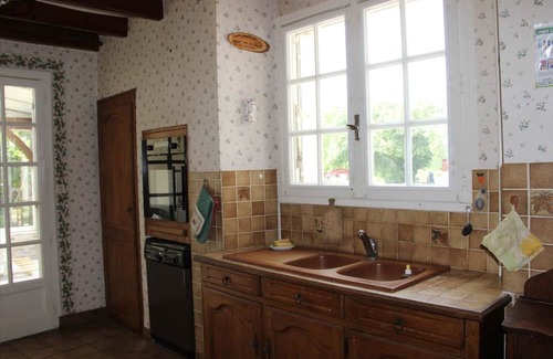 Saint-Martin-de-Fressengeas Casa | Holiday Home 'La Jarisse' with Private Terrace, Private Garden and Wi-Fi